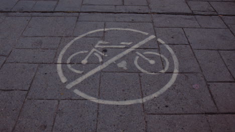 no hay señal de ciclismo en suelo pavimentado en san diego, california