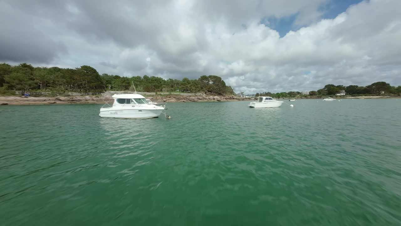 Vista panoramica di barche in un mare calmo
