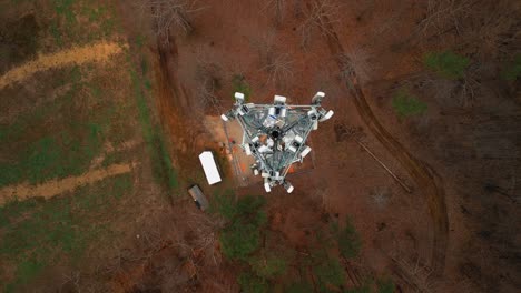 Toma-Aérea-De-Arriba-Hacia-Abajo-De-La-Torre-De-Telefonía-Celular