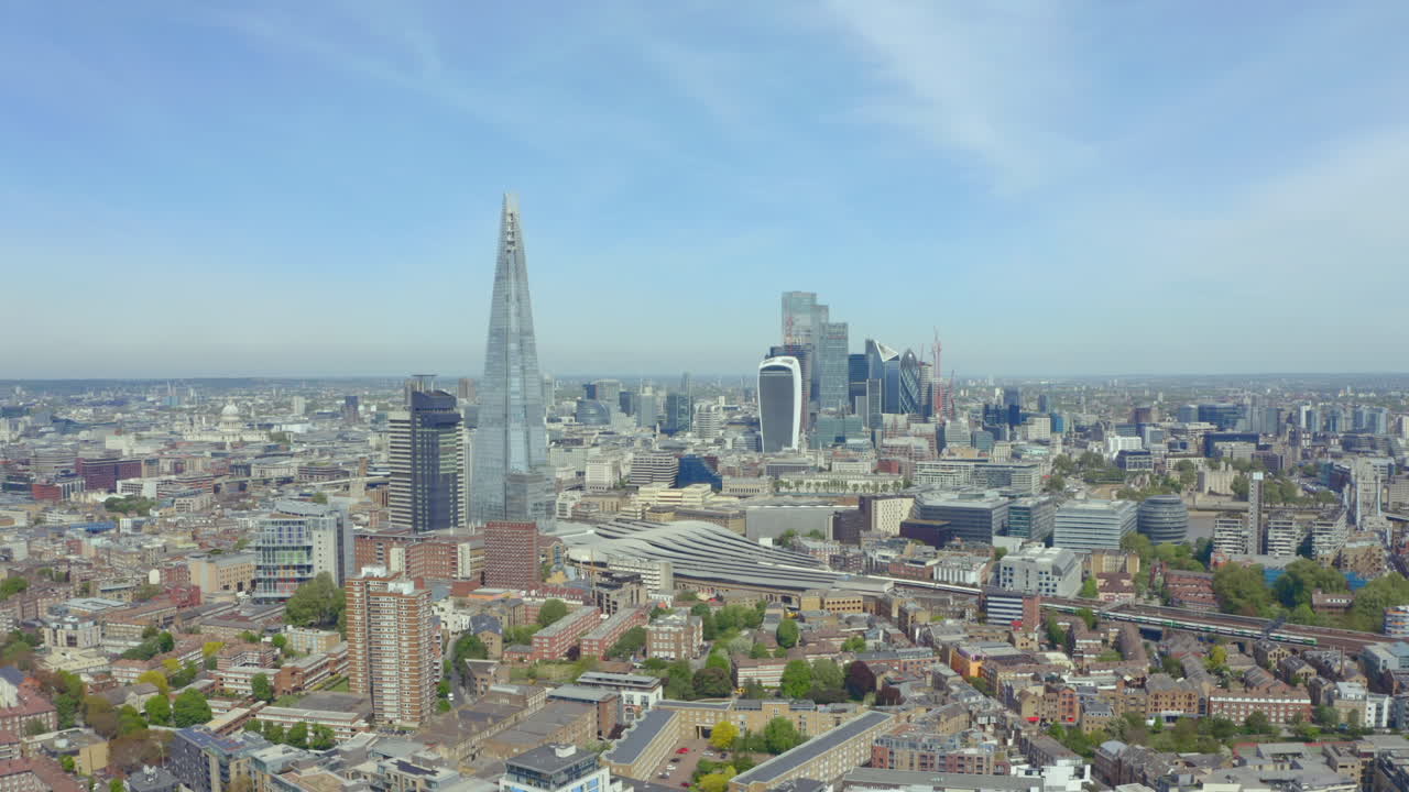 런던 더 샤드와 중앙 고층 빌딩의 드론 샷 설정