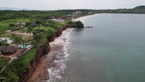 El-Dron-Vuela-Paralelo-A-La-Costa-Verde-Y-Virgen-De-La-Playa-Careyeros,-La-Tierra-A-La-Izquierda-Y-El-Mar-A-La-Derecha.