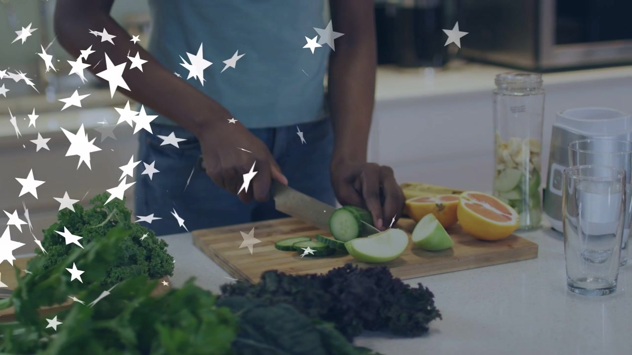 Donna che posiziona cetriolo e frutta tagliata a metà, affettando il cibo e caricando il frullatore mentre un overlay a forma di stella si muove