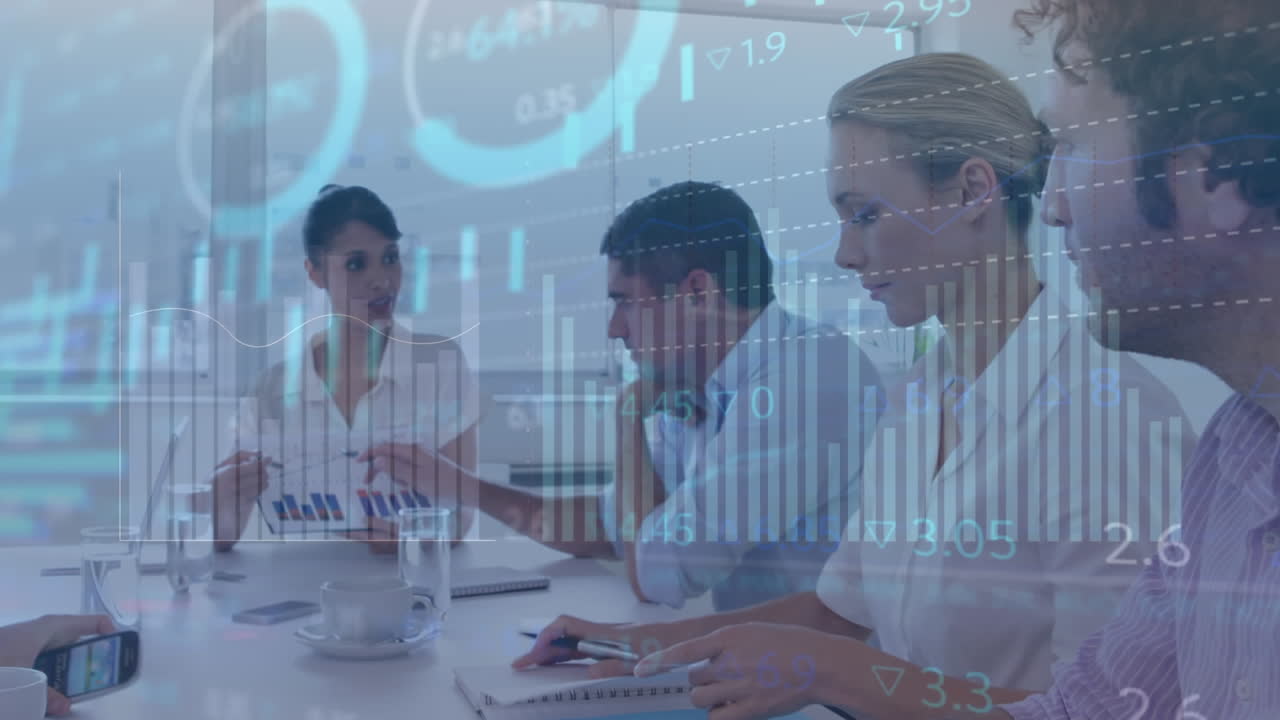 animación del procesamiento de datos estadísticos sobre diversos empresarios discutiendo juntos en la oficina