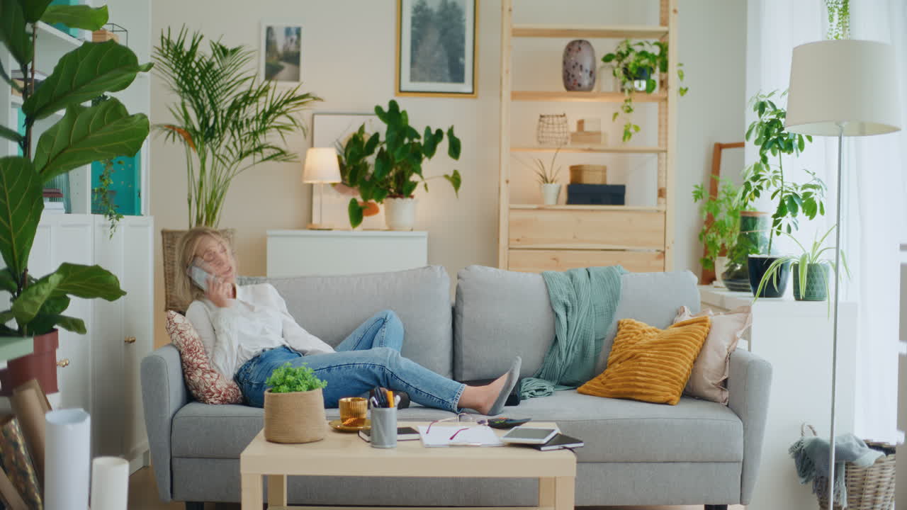 바쁜 사업가 여성은 집에서 원격으로 일합니다.