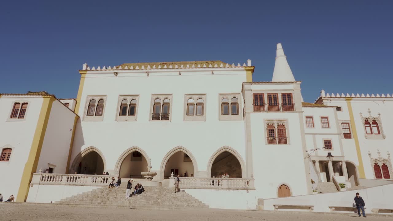 vista del histórico palacio de sintra en portugal en un día soleado de invierno