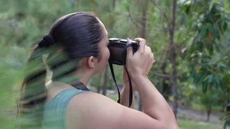 mujer excursionista de aventura en el bosque turismo natural en vacaciones