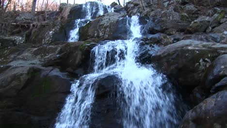 Die-Kamera-Schwenkt-Einen-Wasserfall-Hoch