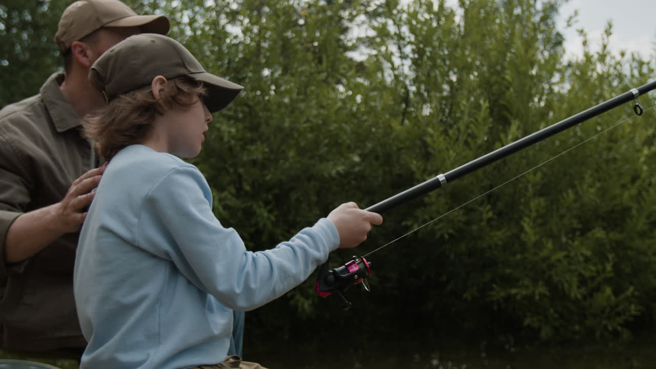 padre e hijo pescando juntos