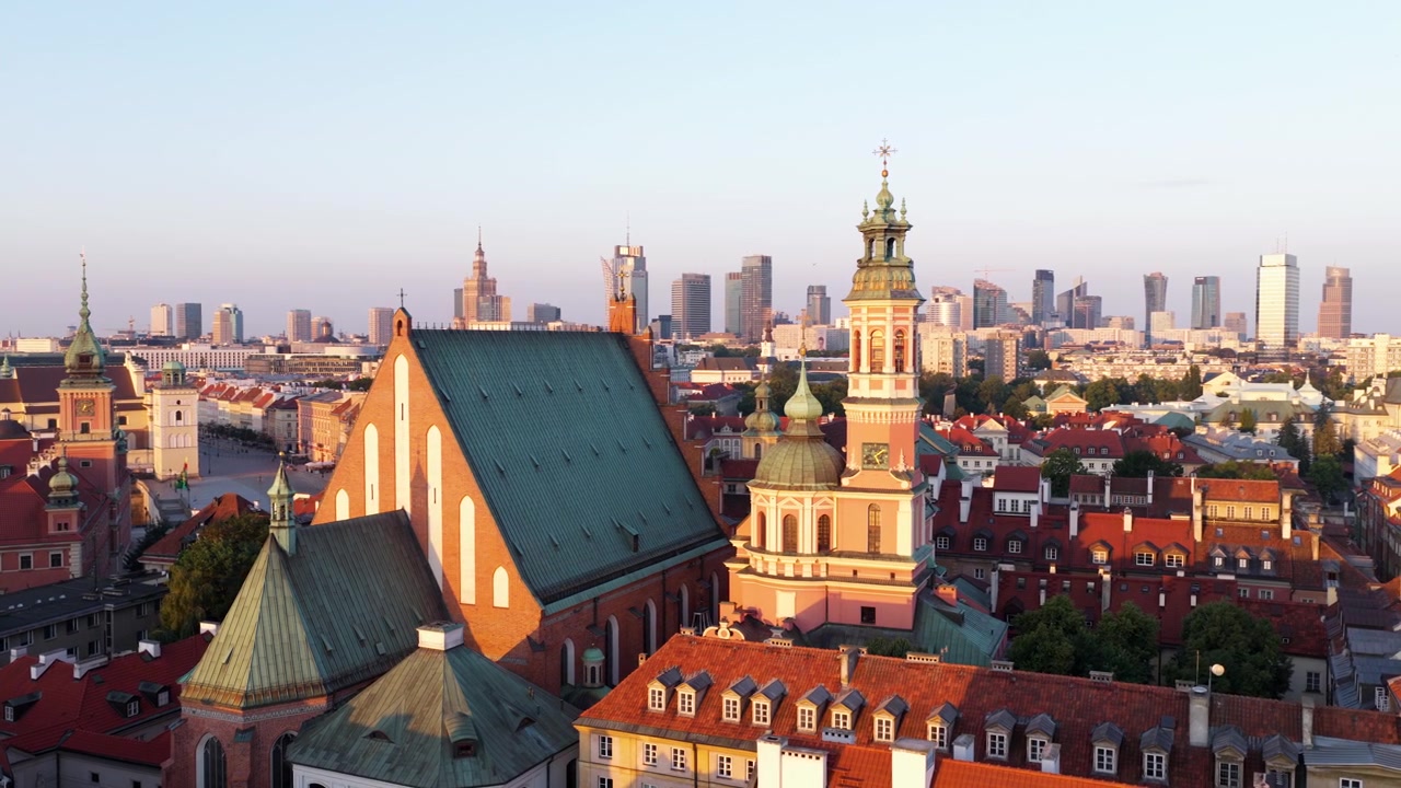 Arquibasílica Catedral de São João Batista ao Nascer do Sol na Cidade Velha Histórica de Varsóvia, Polônia. - tomada aérea