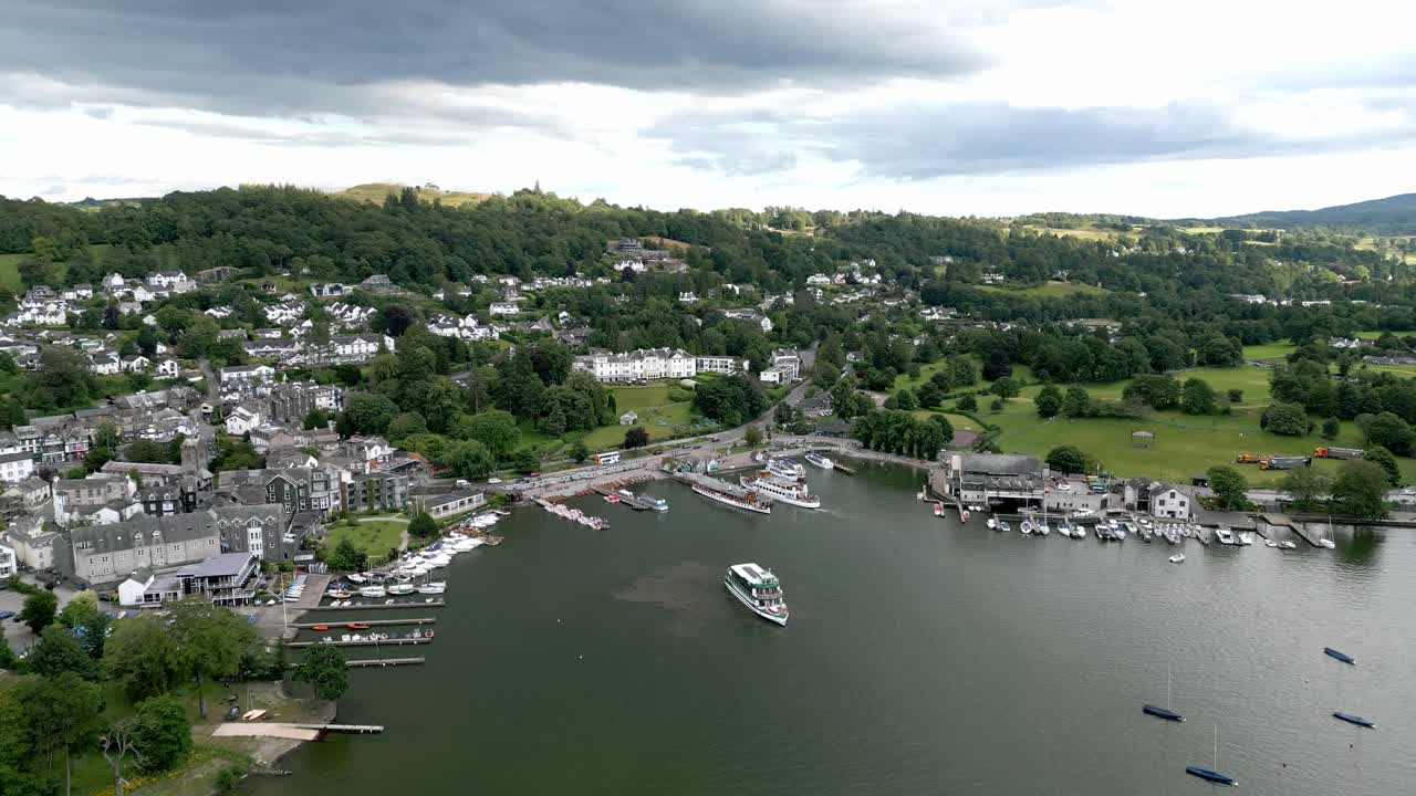 윈더미어 호숫가에 있는 광대한 관광 도시인 보우네스 온 윈더미어의 항공 영상
