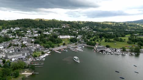 imágenes de video aéreas de bowness-on-windermere, una ciudad turística en expansión en la orilla del lago windermere