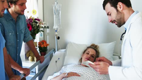 team of doctors interacting with the pregnant woman