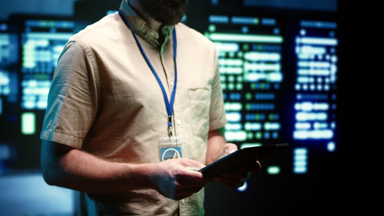 ingeniero inspeccionando los estantes de los servidores