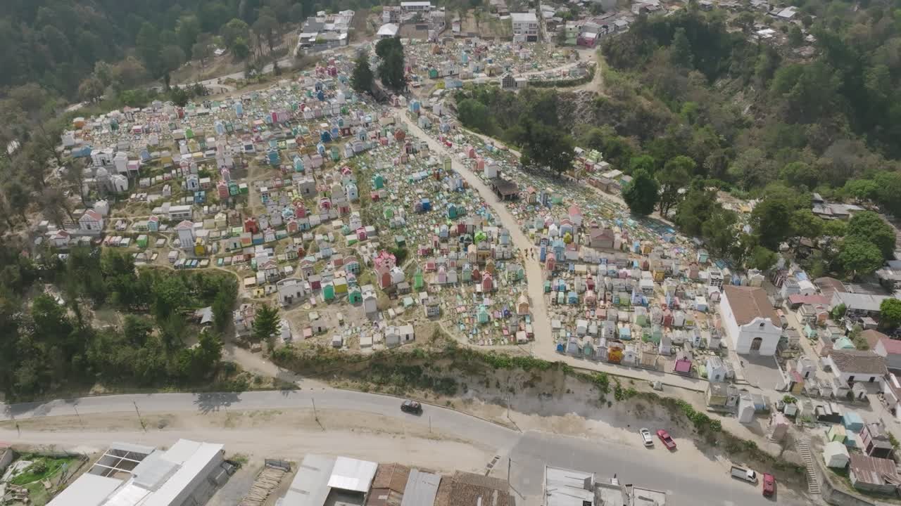 imágenes aéreas de arriba hacia abajo que giran hacia un colorido cementerio en chichicastenango, guatemala