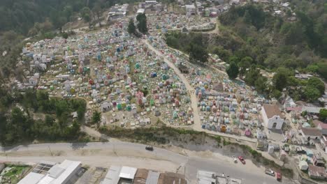 Imágenes-Aéreas-De-Arriba-Hacia-Abajo-Que-Giran-Hacia-Un-Colorido-Cementerio-En-Chichicastenango,-Guatemala