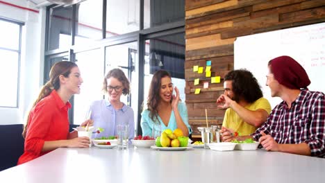 Colleagues-eating-lunch-together