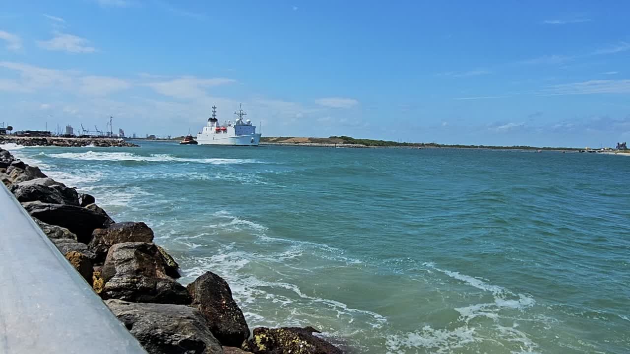 vista estática de un gran barco blanco moviéndose en el agua en cabo canaveral, florida.
