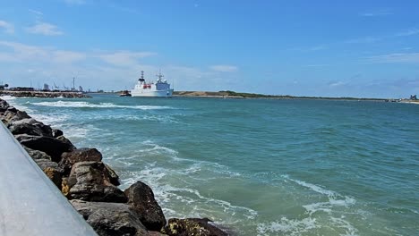 Vista-Estática-De-Un-Gran-Barco-Blanco-Moviéndose-En-El-Agua-En-Cabo-Cañaveral,-Florida.