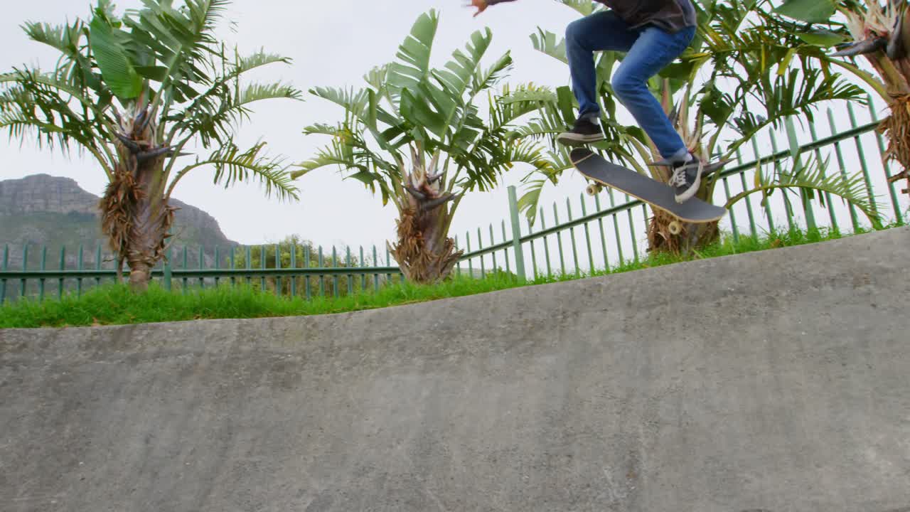 vista frontal de un joven caucásico practicando patinaje en una rampa en un parque de patinaje 4k