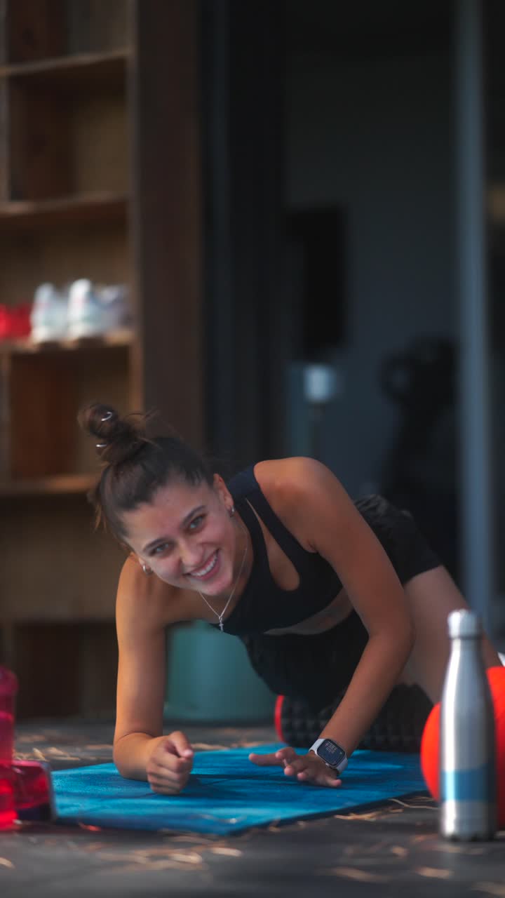 mujer haciendo un ejercicio de tabla en casa