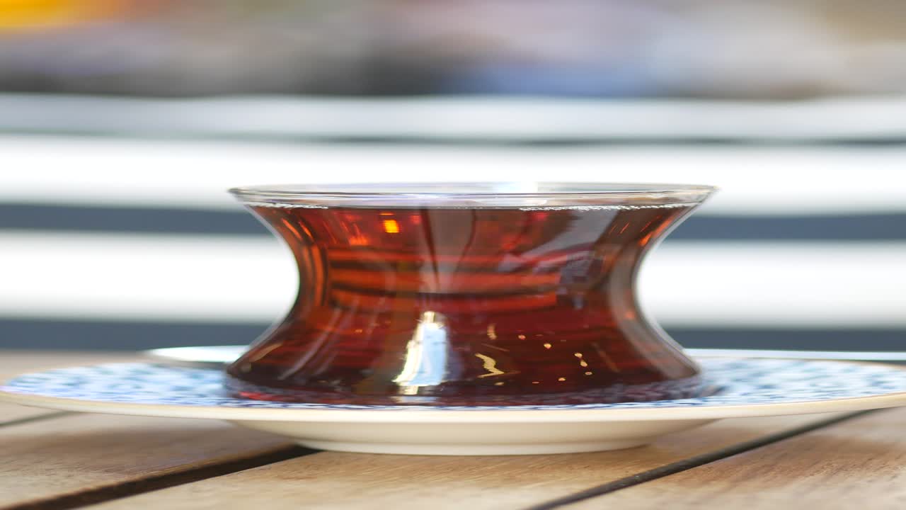 테이블 위에 터키 차 한 잔