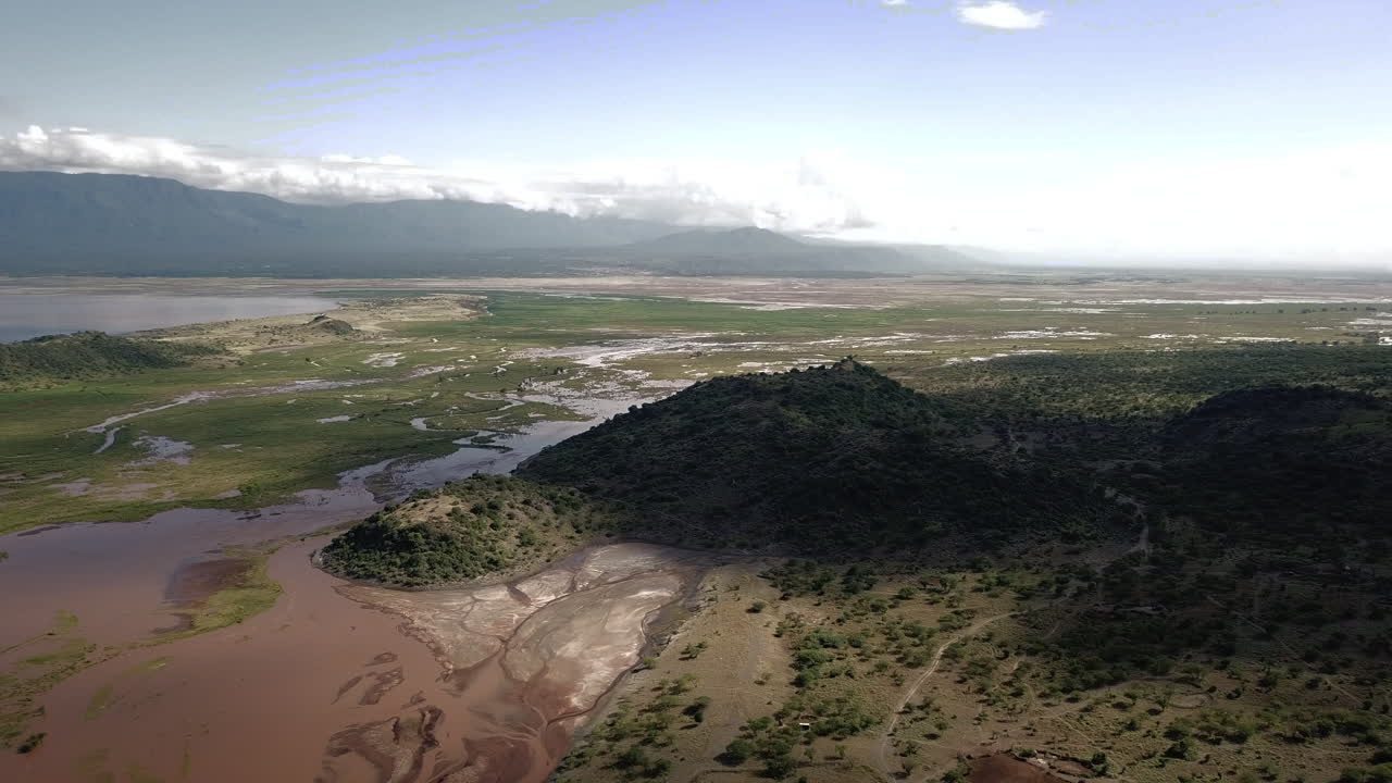 hermosa toma de drones 4k de las montañas y el lago natrón en tanzania, en la frontera con kenia, este de áfrica