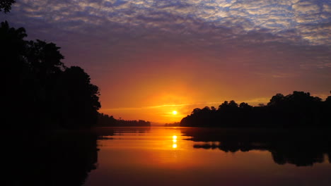 amanecer sobre un río en la selva amazónica