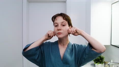 mujer en el baño