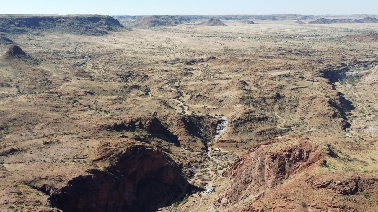 Vista aérea cinematográfica sobre a paisagem ensolarada do deserto do Kalahari, na região de Reimvasmaak, na África do Sul, perto da Namíbia.