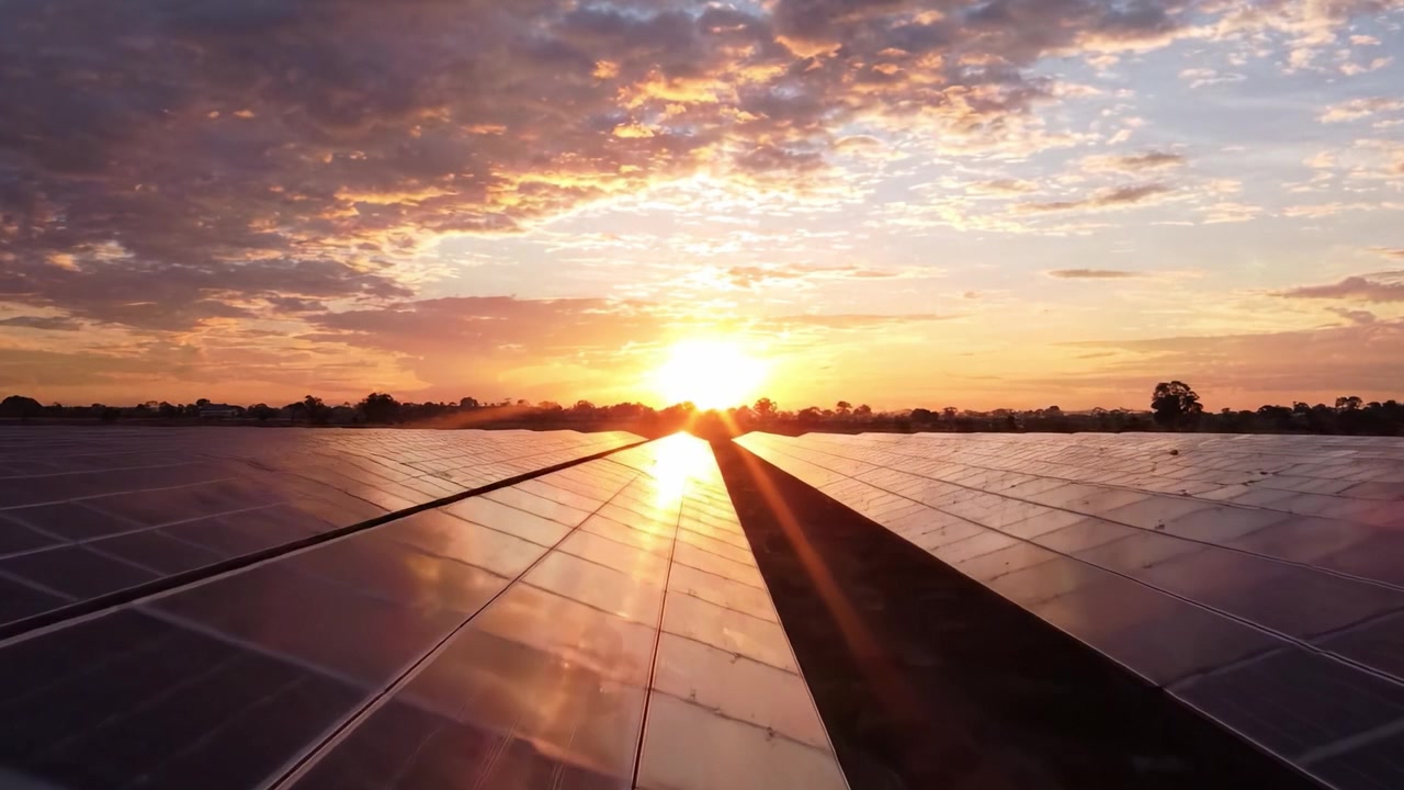 Fængslende solopgang over solpaneler: Et fantastisk syn af vedvarende energikilder, der udnytter sollys til at generere ren elektricitet