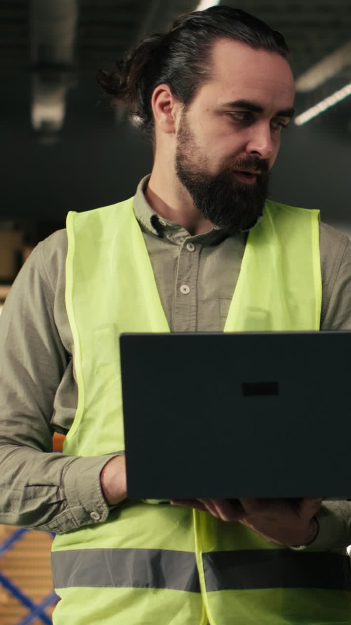 Video vertical: Personal diverso de almacén utilizando información de seguimiento para optimizar las operaciones de envío.
