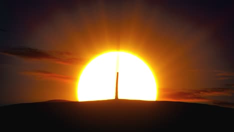 amanecer o atardecer sobre una montaña con una silueta de árbol