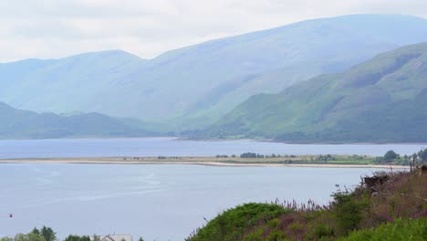 Schöner-Blick-über-Den-Ardgour-Beach-In-Loch-Linnhe-Inmitten-Der-Hügeligen-Landschaft-Schottlands-An-Einem-Ruhigen-Sommertag