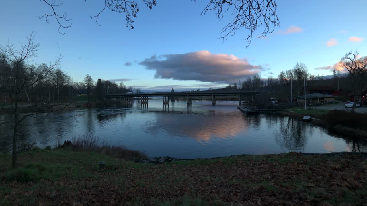 거리에서 다리에 트래픽, 호수에 반사, 시골 개념