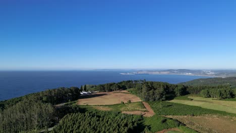 Vista-Panorámica-De-Las-Montañas-Boscosas-Y-La-Ciudad-Costera-En-Verano