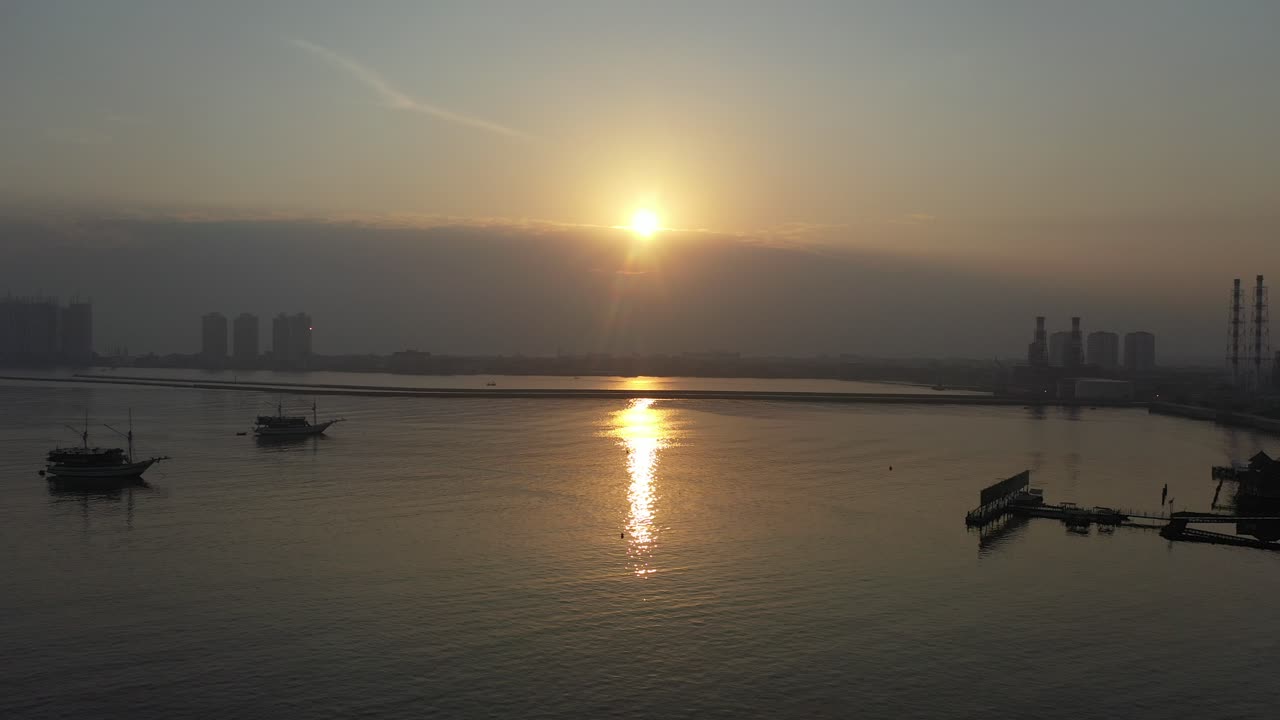 항구 도시 위의 해가 뜨는 것