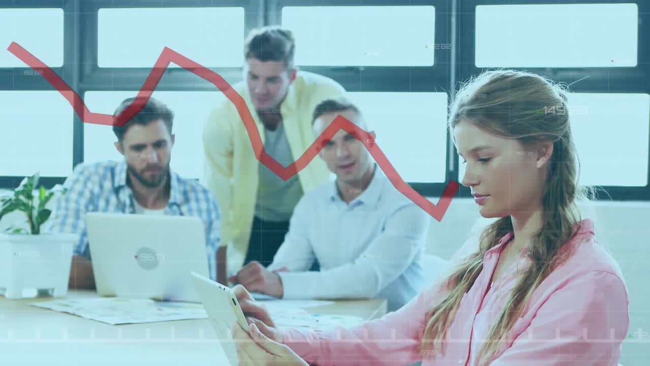 animación del procesamiento de datos estadísticos sobre mujeres caucásicas usando tableta digital en la oficina