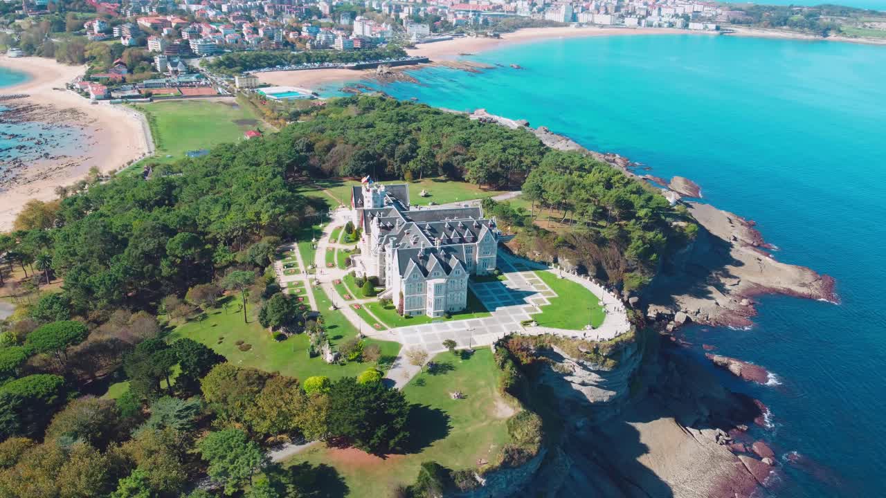 푸른 바다와 모래사장으로 둘러싸인 아름다운 반도