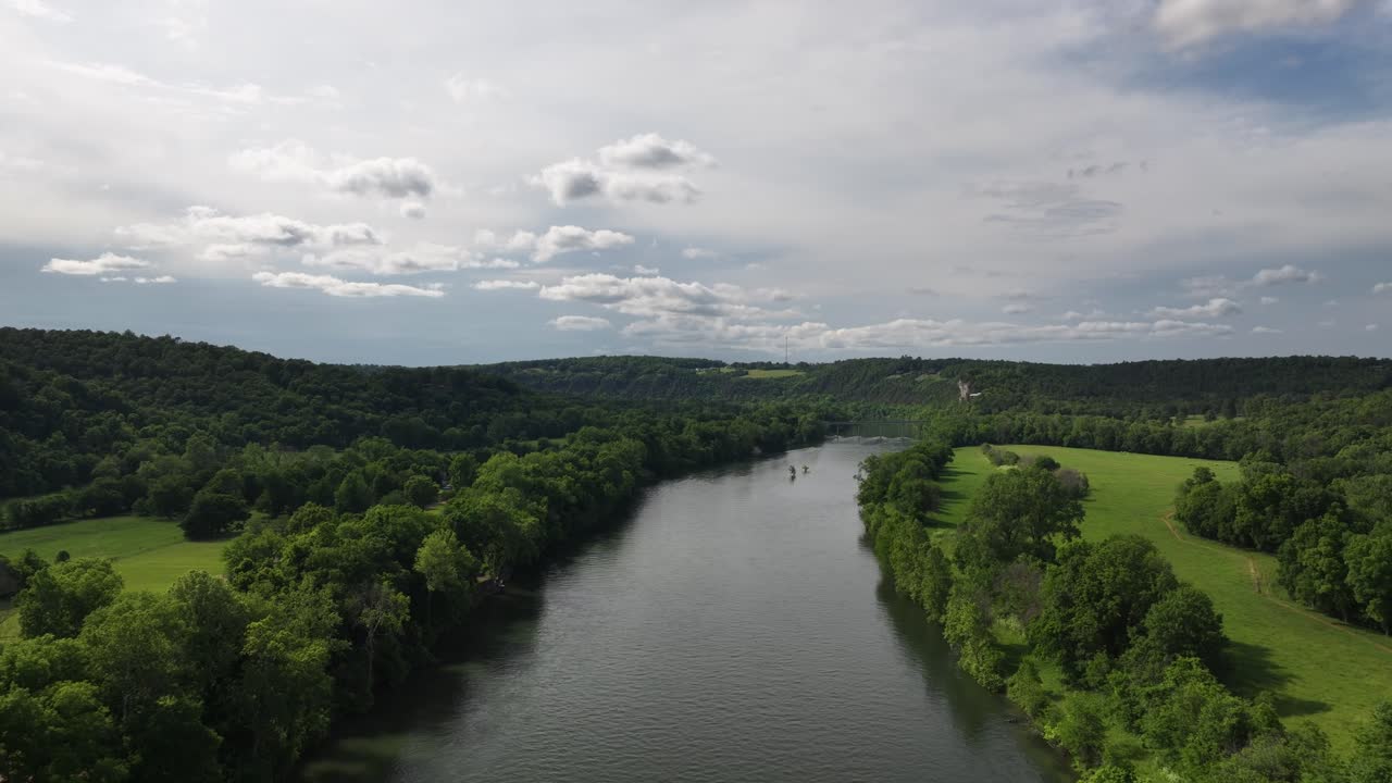 paisaje de verano en el río blanco en arkansas