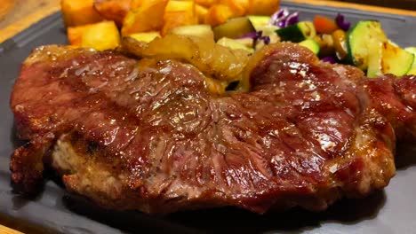 filete de carne jugosa con verduras y patatas en cubos en un plato, comida de restaurante, tiro de 4k