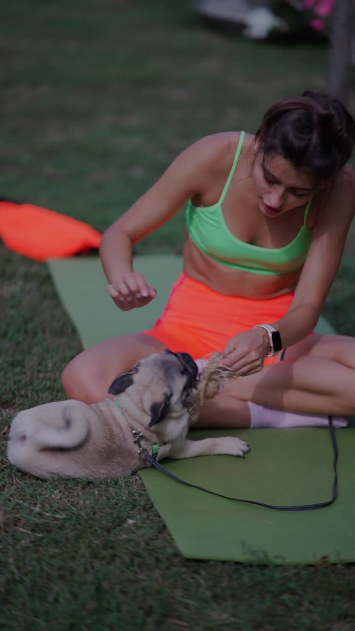 mujer haciendo ejercicio con su cachorro