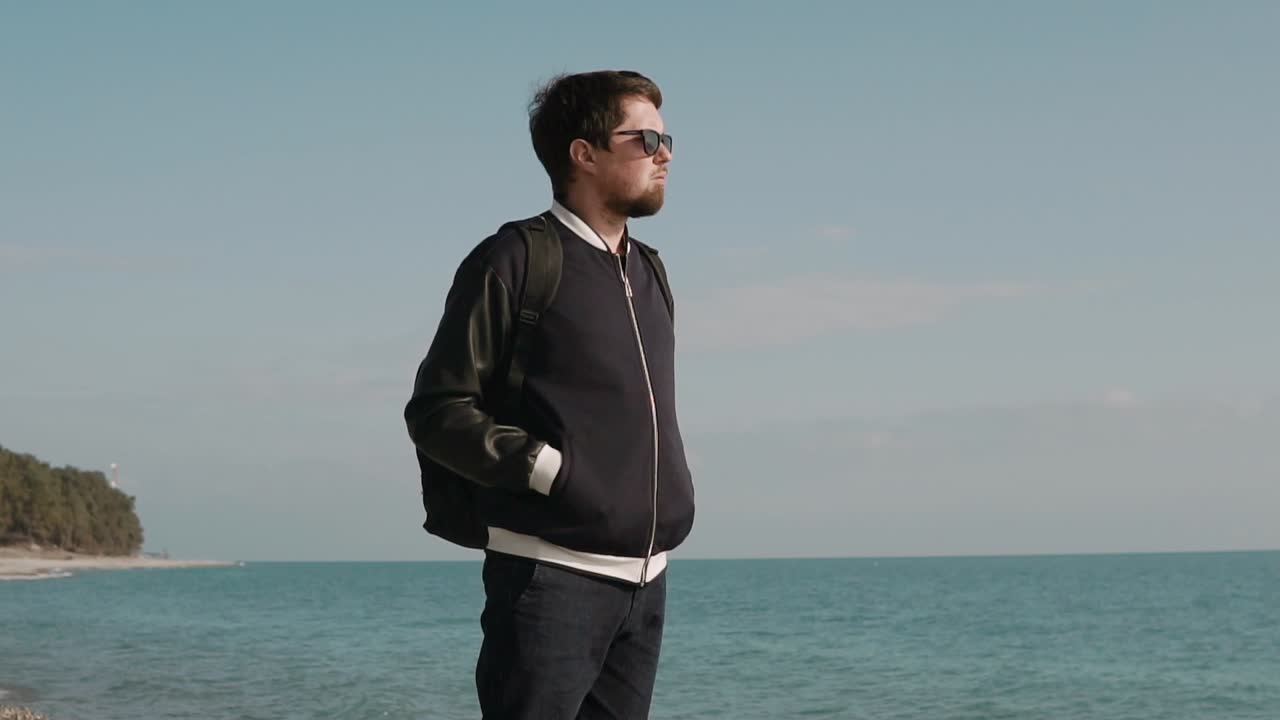 Uomo in spiaggia