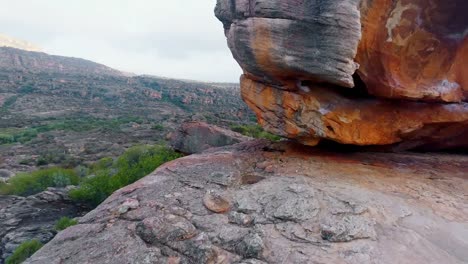 formaciones rocosas en un paisaje rural 4k