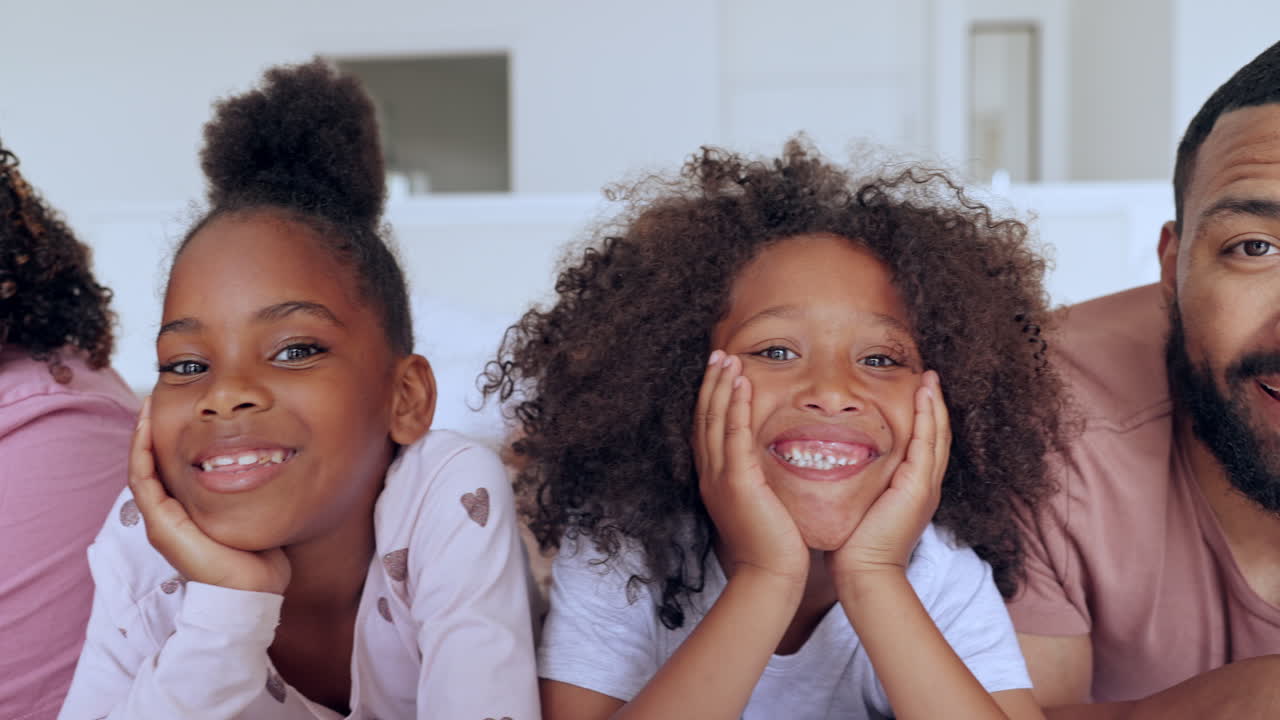 padres, hijos o cara feliz en la cama por la mañana