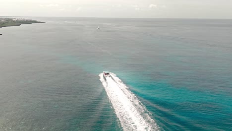 Largo-Sendero-Blanco-De-Lancha-Rápida-Navegando-Sobre-Aguas-Tranquilas-Del-Mar-A-Lo-Largo-De-La-Costa-De-Bayahibe,-La-Romana-En-República-Dominicana