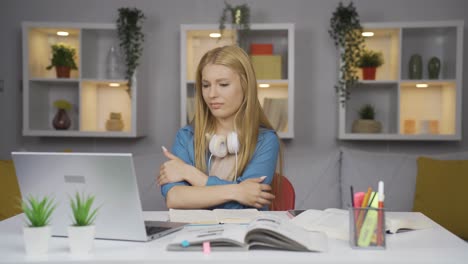 el cuerpo de la estudiante con alergias tiene picazón.