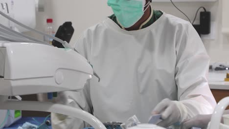 dentista que utiliza herramientas para el tratamiento en la clínica