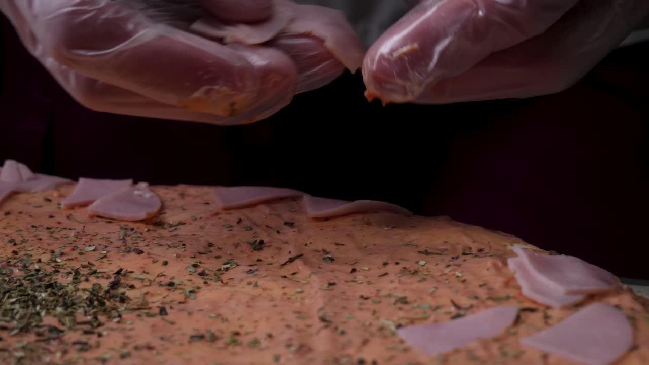 햄과 치즈 피자를 만드는 것