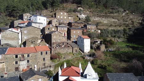 El-Hermoso-Pueblo-De-Piódão-En-Portugal,-Con-Casas-Hechas-De-Piedra-De-Esquisto---Iglesia