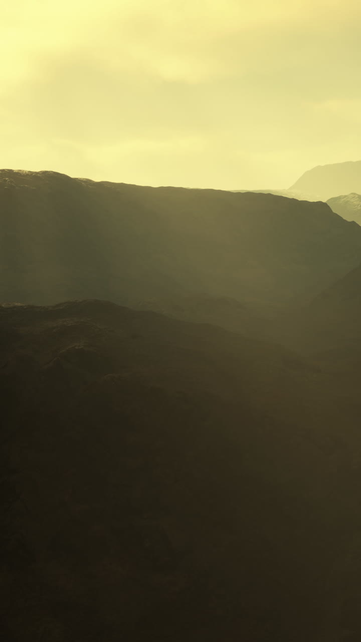cordillera de niebla al atardecer